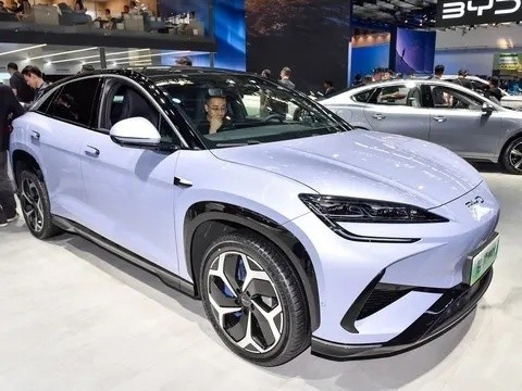 Links stuur 2024 Byd Sea Lion 07EV met 610 km elektrisch bereik en 235/50 R19 banden