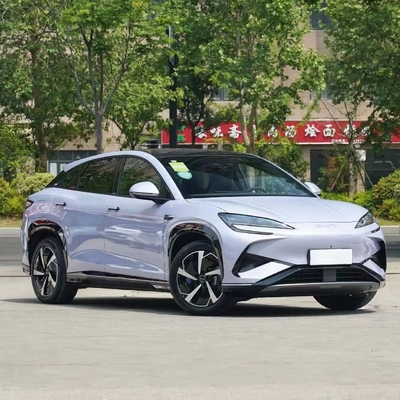 Links stuur 2024 Byd Sea Lion 07EV met 610 km elektrisch bereik en 235/50 R19 banden