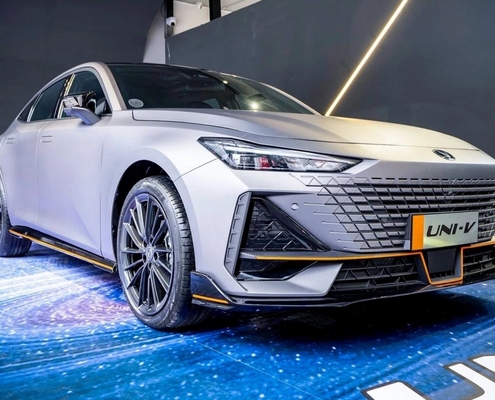 Verander een UNI-V 2.0 T 4 Wd Auto Gas Vehicle Gas Car EV Car bij bandenspecificatie 330kw