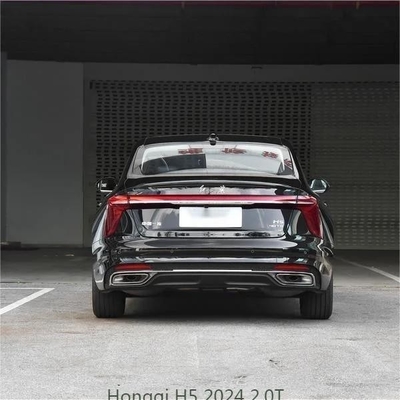 2024 Hongqi H5 2.0t SUV 224 HP Electric met multi-functie stuurwiel Lichte en donkere interieurkleuren