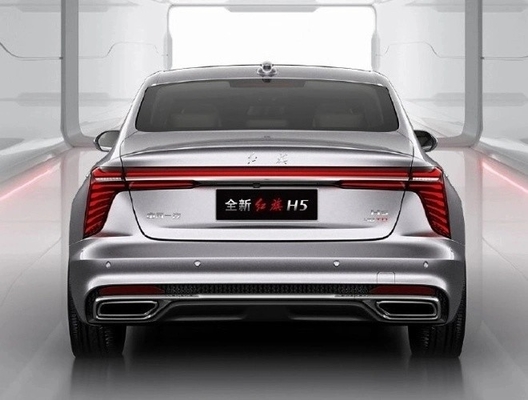 Familie Chinese benzine auto Hongqi H5 met 5 zitplaatsen gesloten carrosserie type Links stuur