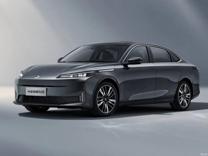 Chang′an Qiyuan A05 High Quality Good Price Hybrid Electric Vehicle 1.5L Compact Electric Sedan Chang′an Qiyuan A05